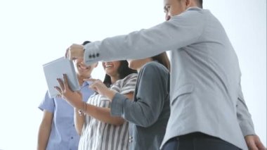 Tabletle gülümseyen iş adamları