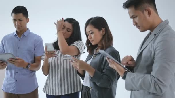 Asiático personas con gadget — Vídeos de Stock