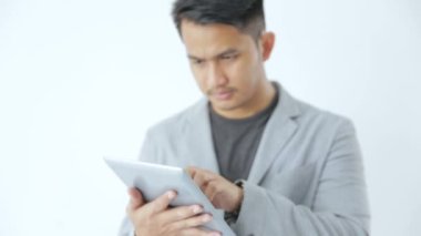 Tabletli Asyalı Genç İş