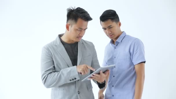 Azjatycki zespół Young Business za pomocą tabletu — Wideo stockowe