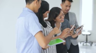 Çeşitli aygıtlar kullanan insanlar grubu