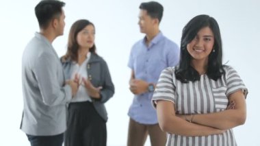 Bir grup genç iş adamı. Bir adam önde duruyor.