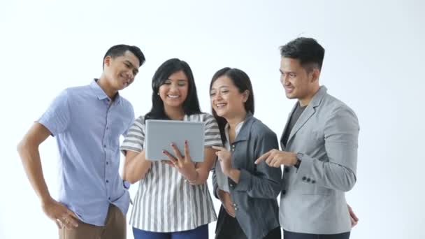 Gente de negocios con tableta sonriendo — Vídeo de stock