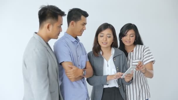 Asiático personas buscando algo en inteligente phone — Vídeos de Stock