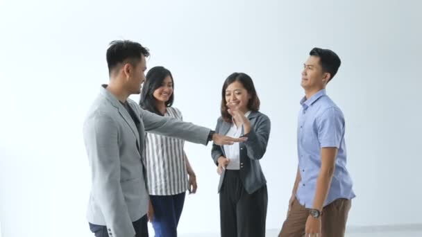 Asiático pessoas de negócios colocar as mãos juntas — Vídeo de Stock