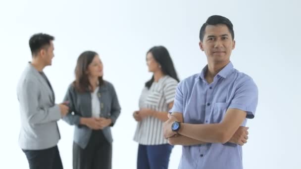 Grupo de jóvenes conceptos empresariales. un hombre de pie al frente — Vídeo de stock