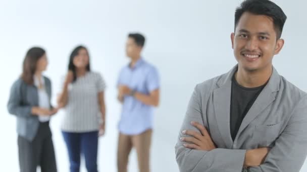 Grupo de conceito de negócio jovem. um homem em pé na frente — Vídeo de Stock