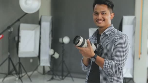 Νεαρός φωτογράφος χαμογελά — Αρχείο Βίντεο