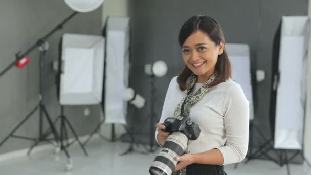 Conceito de fotógrafo jovem em estúdio — Vídeo de Stock