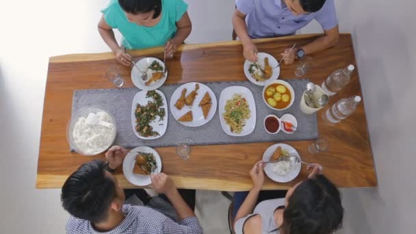 Asijští lidé obědvají — Stock video