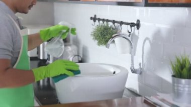 Adam lavaboyu temizliyor