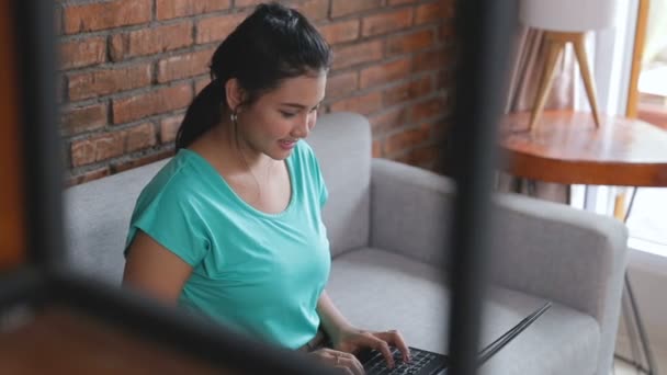 Mulher casual usando laptop em casa — Vídeo de Stock