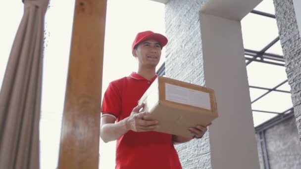 Курьер доставляет коробку — стоковое видео