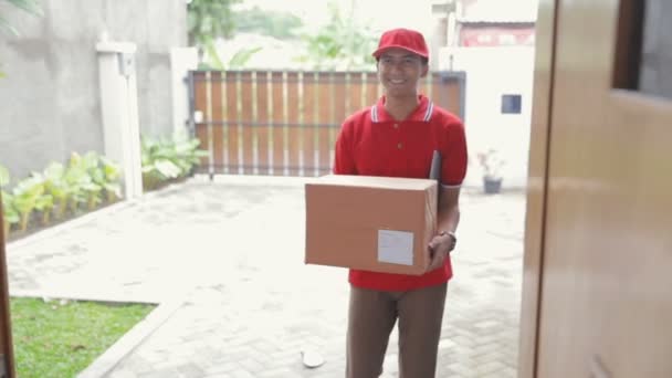 Entrega hombre entrega caja — Vídeo de stock