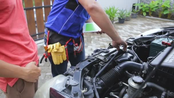 Technicien aider client fixer sa voiture — Video
