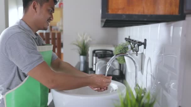 Uomo lavaggio mano — Video Stock