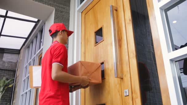 Entrega hombre entrega caja — Vídeo de stock