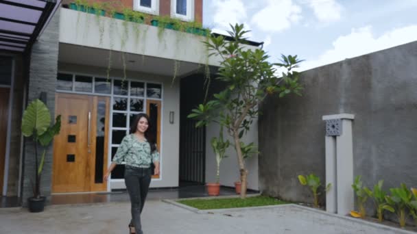 Primer plano de la joven mujer sonriendo a la cámara — Vídeos de Stock