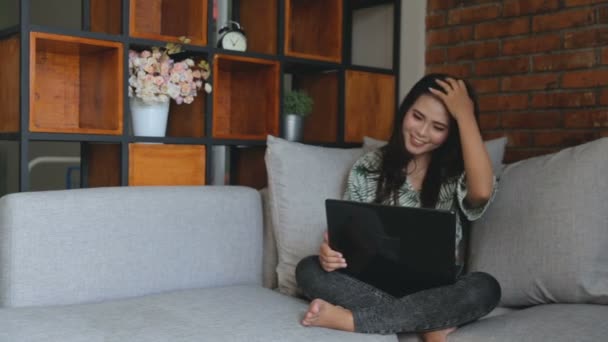 Női életmód laptoppal ülve — Stock videók