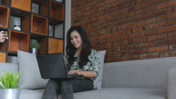 Vrouwen levensstijl met behulp van laptop tijdens het zitten — Stockvideo