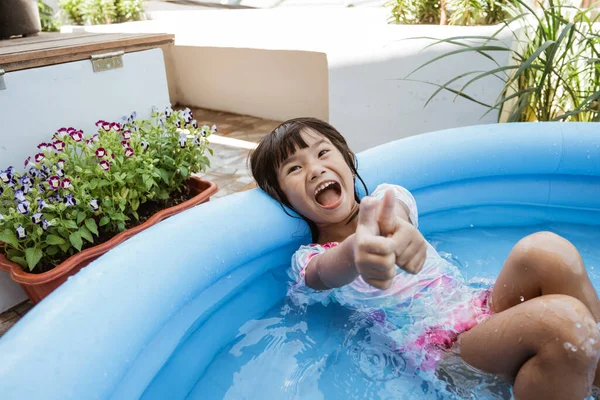 小孩在不适合游泳的游泳池里游泳 — 图库照片