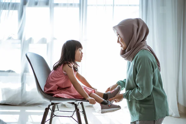 Mutter hilft ihrer Tochter bei Schulvorbereitung — Stockfoto