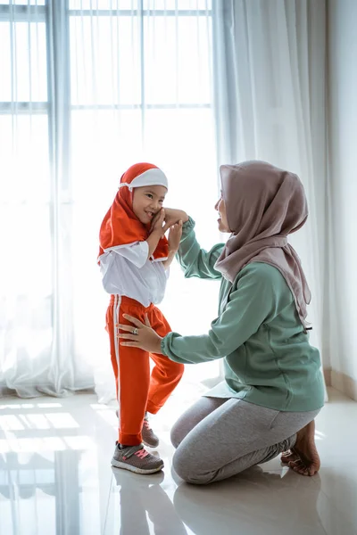 Putri muslim berjabat tangan dan mencium ibu sebelum pergi ke sekolah — Stok Foto