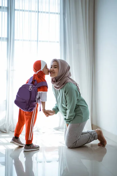 Putri muslim berjabat tangan dan mencium ibu sebelum pergi ke sekolah — Stok Foto