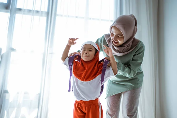 Ibu membantu anaknya mempersiapkan sekolah — Stok Foto