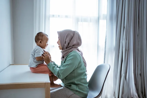 Mãe muçulmana e filho conversando — Fotografia de Stock