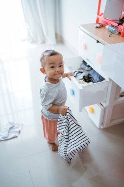 Küçük çocuk yatak odasında oyun oynuyor.