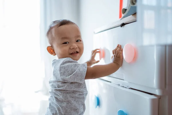 Little boy explore his bedroom playing — Stock Photo, Image