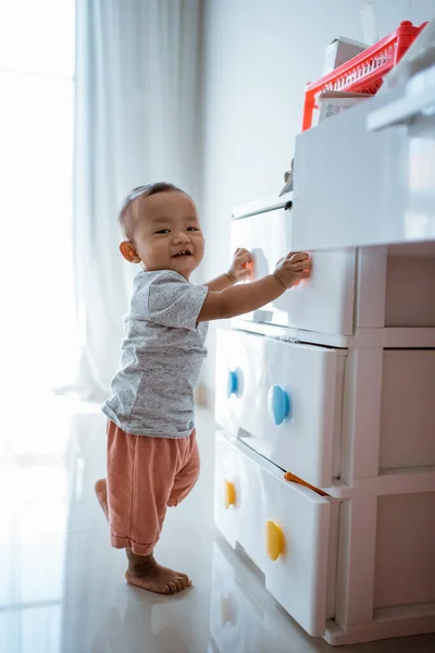 Niño pequeño explorar su dormitorio jugando —  Fotos de Stock