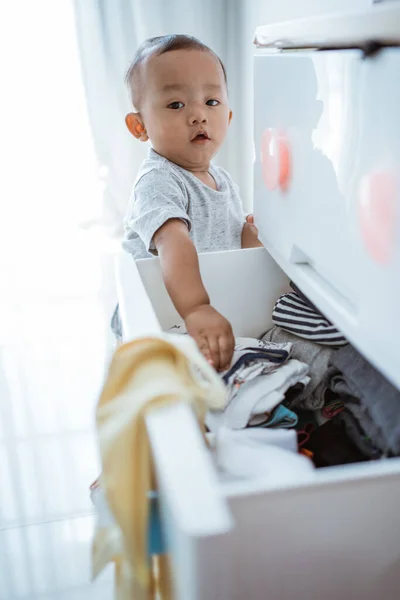 Menino explorar seu quarto jogando — Fotografia de Stock