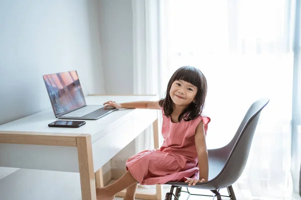 Kid using laptop at home — Stock Photo, Image