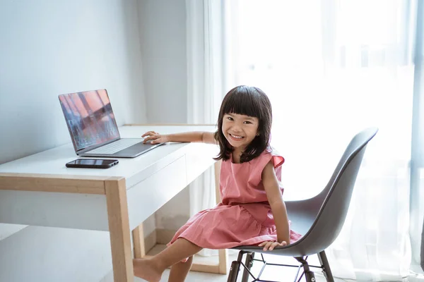 Kid using laptop at home — Stock Photo, Image