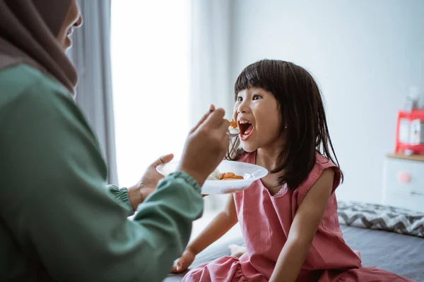 Ibu memberi makan gadis kecilnya — Stok Foto