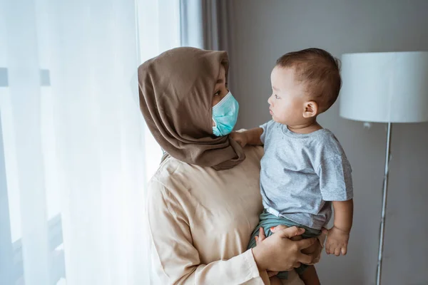 Vrouw met gezicht maskers dragen haar zoon — Stockfoto