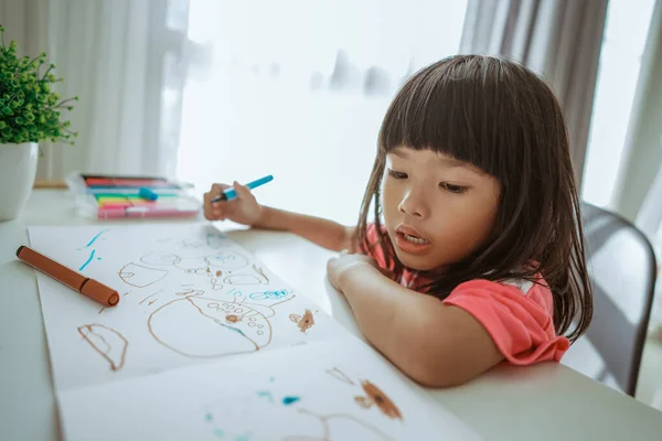 Niña asiático dibujo — Foto de Stock