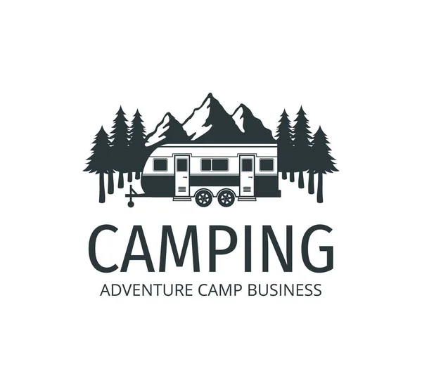 屋外キャンプの冒険のための松の木のジャングルの中でのキャンプ車のトレーラーベクトルロゴデザインテンプレート — ストックベクタ