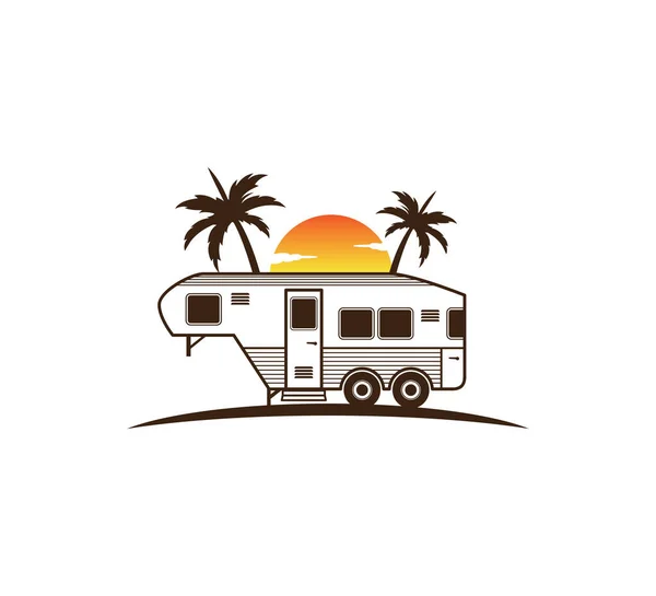 Lageranhänger Vor Sonnenuntergang Und Palmensilhouette Für Strandurlaub Camping Adventure Logo — Stockvektor