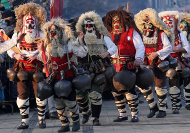 Kukeri, cabotins ritüeller kostümleri ve kötü ruhları maskeli balo oyunları Pernik, Bulgaristan Jan27, Surva Uluslararası Festivali sırasında 2018 korkutup kaçırmak için amaçlanan büyük çan ile gerçekleştirin. Folklor topluluğu. 