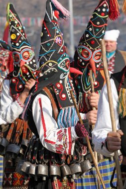 Kukeri, cabotins ritüeller kostümleri ve kötü ruhları maskeli balo oyunları Pernik, Bulgaristan Jan27, Surva Uluslararası Festivali sırasında 2018 korkutup kaçırmak için amaçlanan büyük çan ile gerçekleştirin. Folklor topluluğu. 