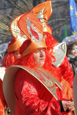 Kukeri, cabotins ritüeller kostümleri ve kötü ruhları maskeli balo oyunları Pernik, Bulgaristan Jan27, Surva Uluslararası Festivali sırasında 2018 korkutup kaçırmak için amaçlanan büyük çan ile gerçekleştirin. Folklor topluluğu. 