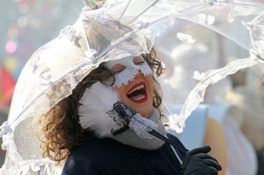 Kukeri, cabotins ritüeller kostümleri ve kötü ruhları maskeli balo oyunları Pernik, Bulgaristan Jan27, Surva Uluslararası Festivali sırasında 2018 korkutup kaçırmak için amaçlanan büyük çan ile gerçekleştirin. Folklor topluluğu. 