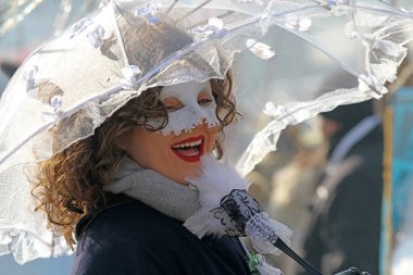 Kukeri, cabotins ritüeller kostümleri ve kötü ruhları maskeli balo oyunları Pernik, Bulgaristan Jan27, Surva Uluslararası Festivali sırasında 2018 korkutup kaçırmak için amaçlanan büyük çan ile gerçekleştirin. Folklor topluluğu. 