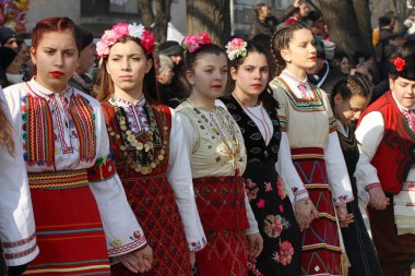 Kukeri, cabotins ritüeller kostümleri ve kötü ruhları maskeli balo oyunları Pernik, Bulgaristan Jan27, Surva Uluslararası Festivali sırasında 2018 korkutup kaçırmak için amaçlanan büyük çan ile gerçekleştirin. Folklor topluluğu. 