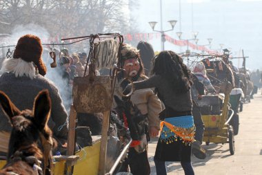 Kukeri, cabotins ritüeller kostümleri ve kötü ruhları maskeli balo oyunları Pernik, Bulgaristan Jan27, Surva Uluslararası Festivali sırasında 2018 korkutup kaçırmak için amaçlanan büyük çan ile gerçekleştirin. Folklor topluluğu. 