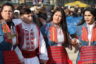 Kukeri, cabotins ritüeller kostümleri ve kötü ruhları maskeli balo oyunları Pernik, Bulgaristan Jan27, Surva Uluslararası Festivali sırasında 2018 korkutup kaçırmak için amaçlanan büyük çan ile gerçekleştirin. Folklor topluluğu
