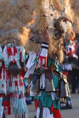 Kukeri, cabotins ritüeller kostümleri ve kötü ruhları maskeli balo oyunları Pernik, Bulgaristan Jan27, Surva Uluslararası Festivali sırasında 2018 korkutup kaçırmak için amaçlanan büyük çan ile gerçekleştirin. Folklor topluluğu